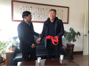 敦煌種業(yè)領(lǐng)導(dǎo)看望慰問(wèn)公司老干部、老黨員及困難黨員職工