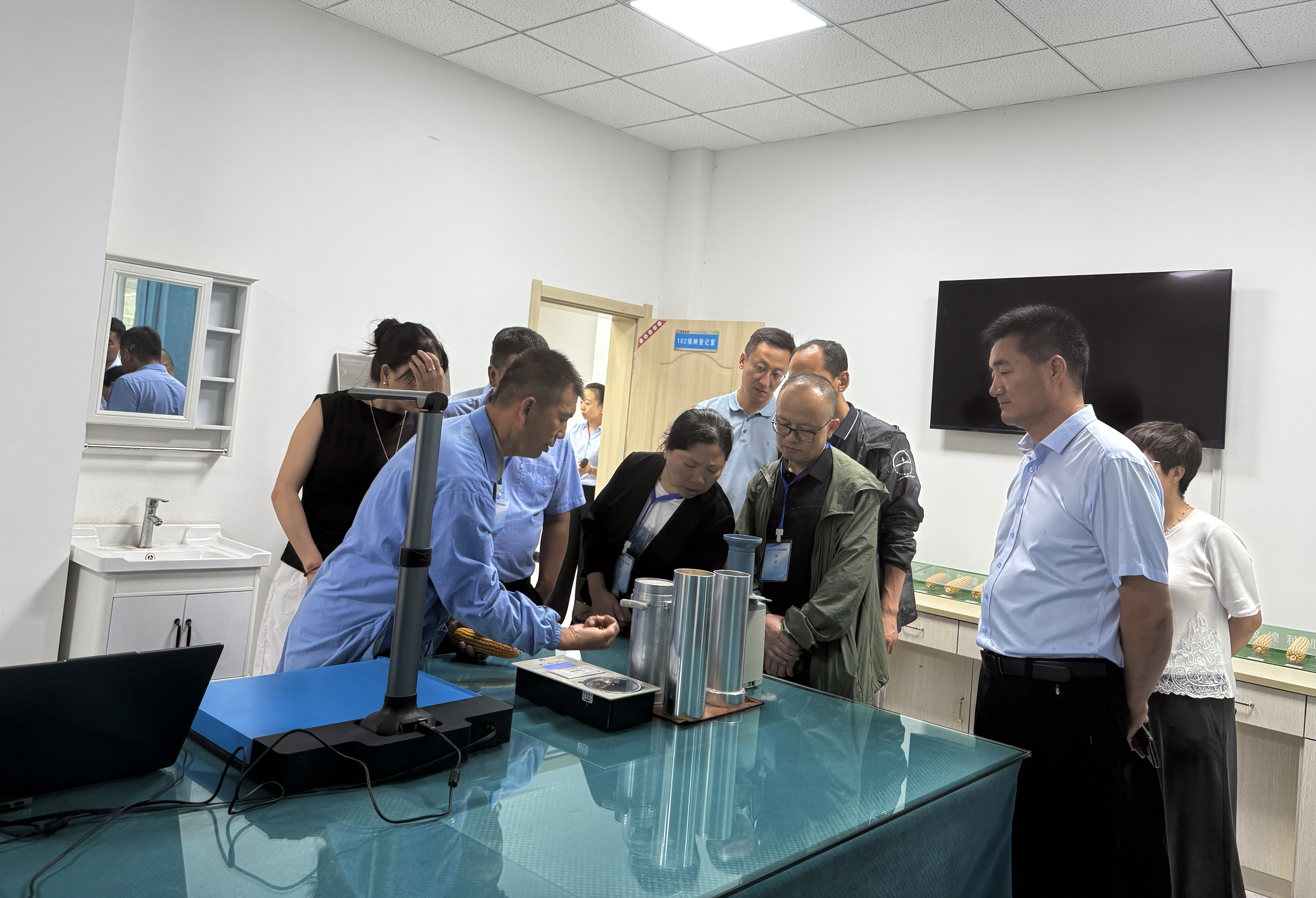 敦煌種業(yè)接受第九屆甘肅省人民政府質(zhì)量獎(jiǎng)評(píng)審專(zhuān)家組現(xiàn)場(chǎng)評(píng)審